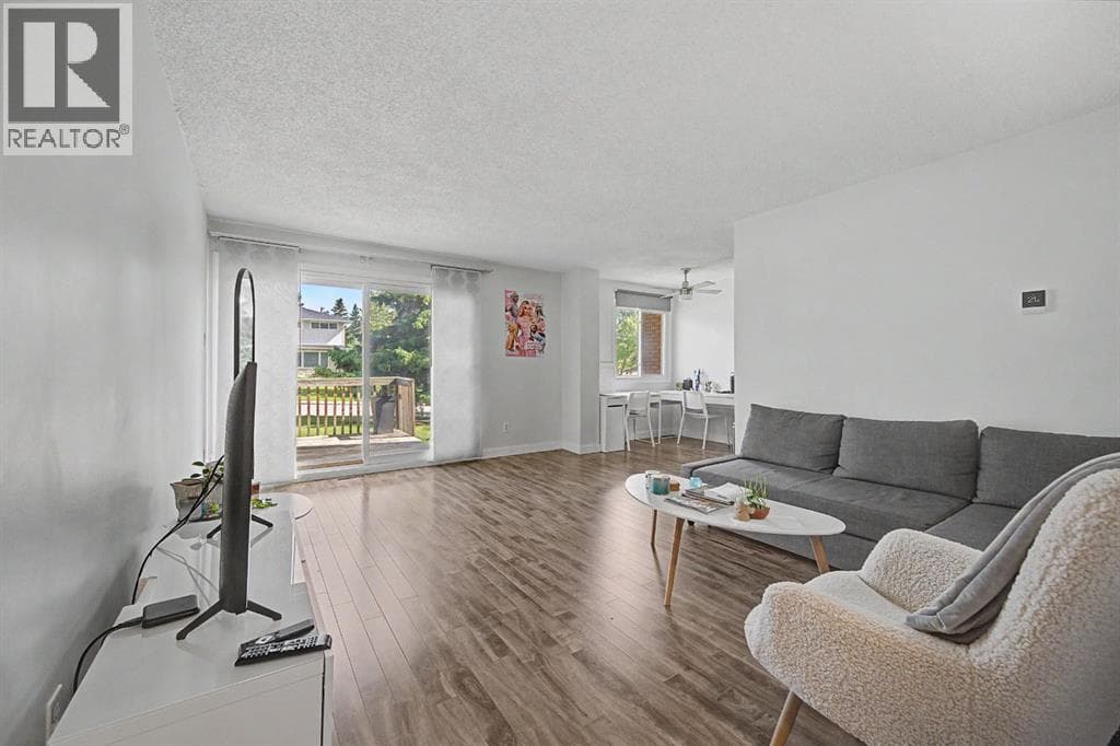 4405 33 Avenue SW — photo 3