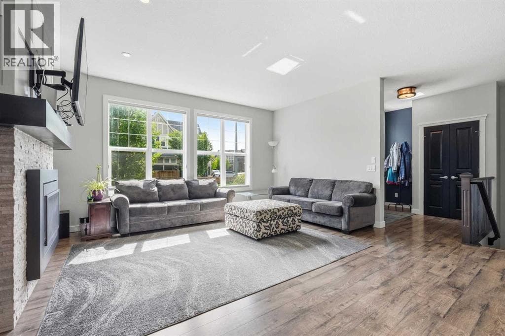 237 Mahogany Parade SE — photo 4