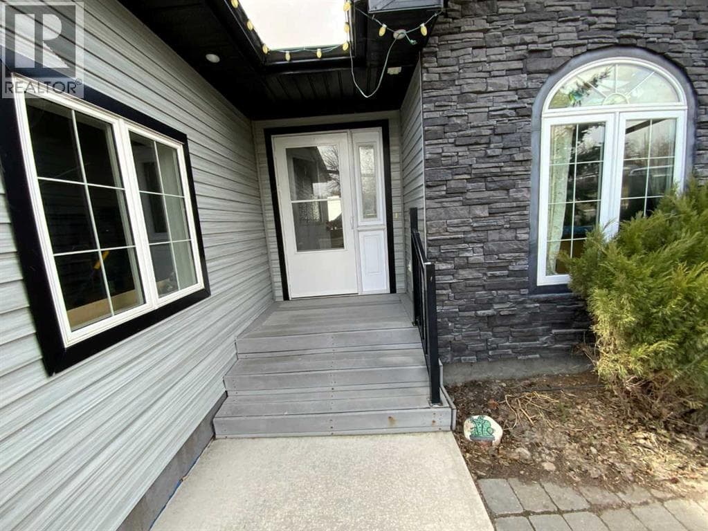 238 Centre Street S — photo 2