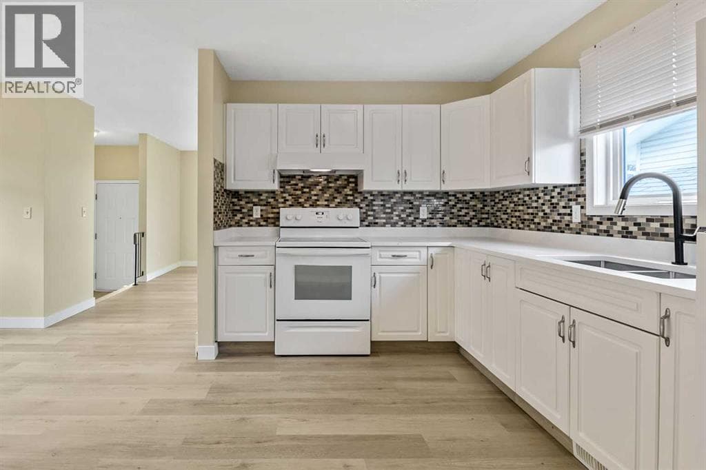 27 Aberdare Crescent NE — photo 2