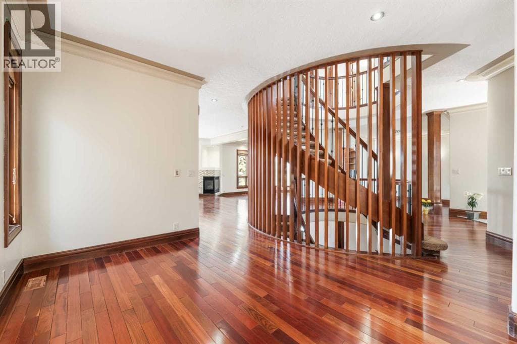 8 Coulee Park SW — photo 4