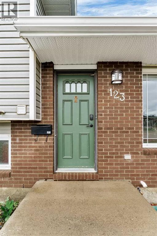 123 Rossland Road SE — photo 3