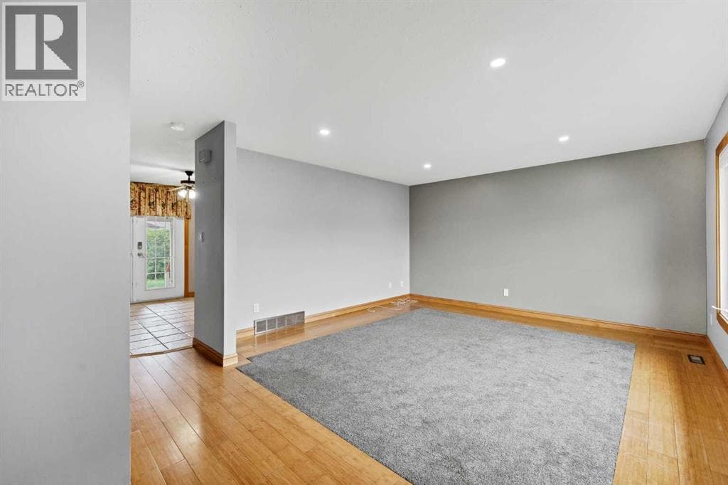 123 Rossland Road SE — photo 4