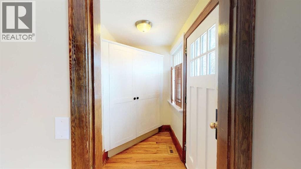 215 10 Avenue NE — photo 2