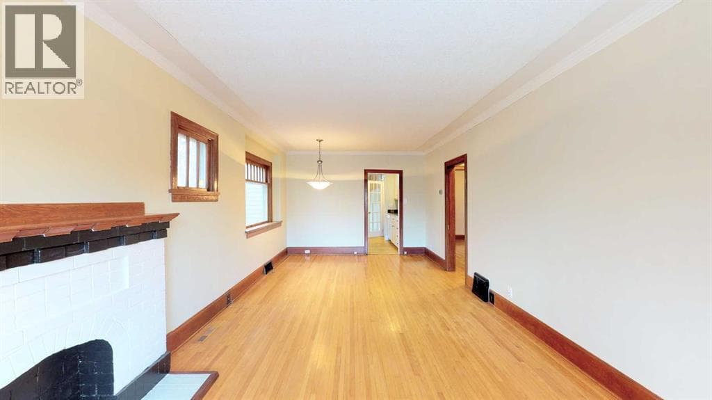215 10 Avenue NE — photo 3