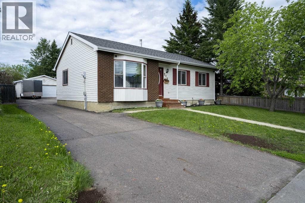 210 Leigh Crescent — photo 3