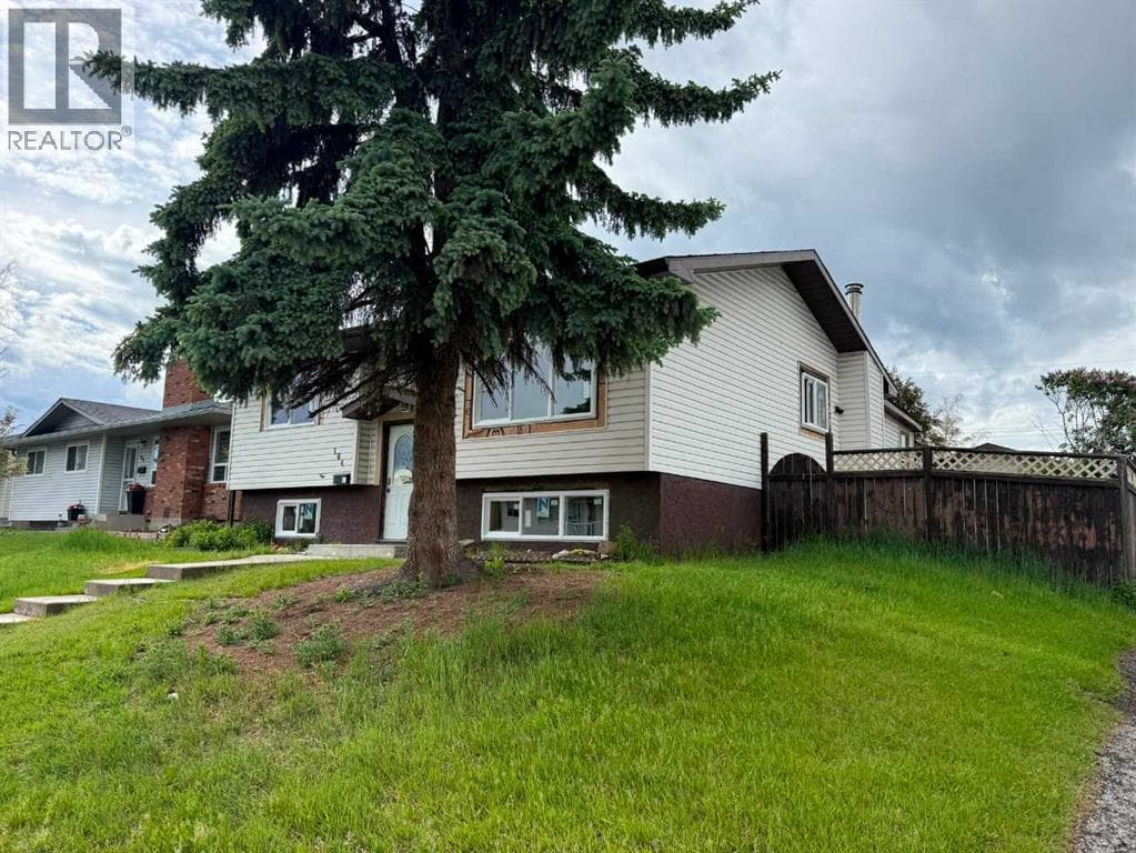 164 Manora Crescent NE — photo 2
