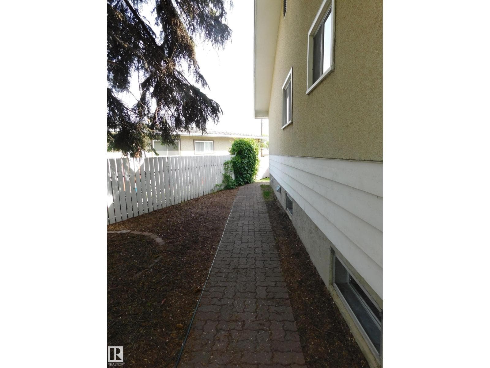 9504 94 AV — photo 4