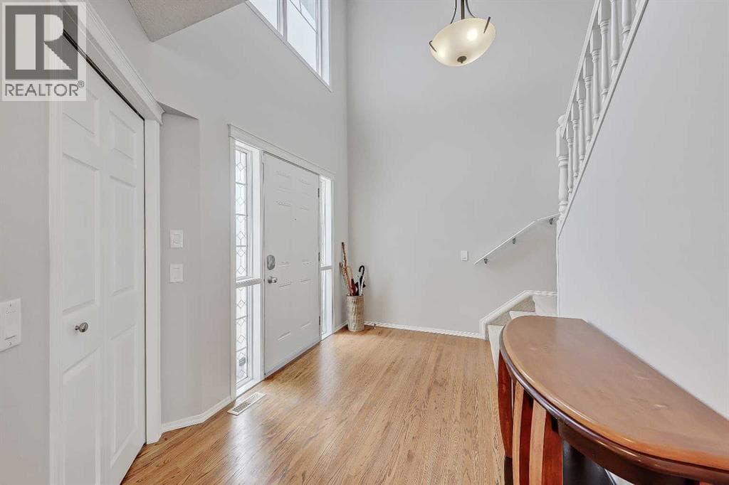 36 Mt Selkirk Close SE — photo 2