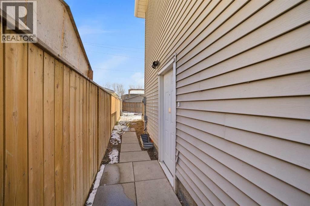19 Appletree Close SE — photo 3