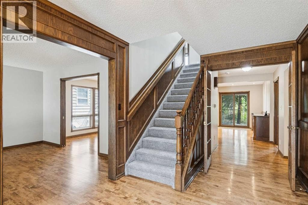 124 Edgehill Close NW — photo 2