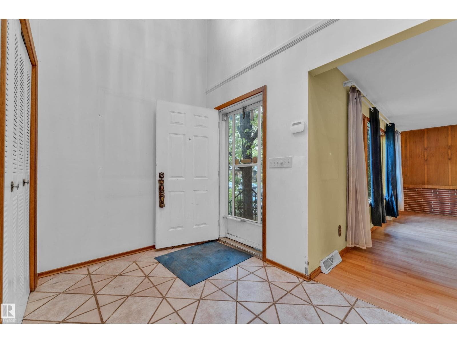 10819 54 AV NW — photo 2