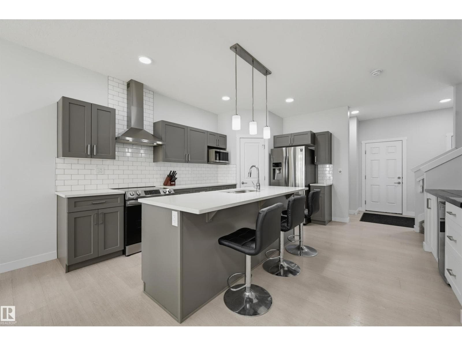 918 DANIELS LO SW — photo 3