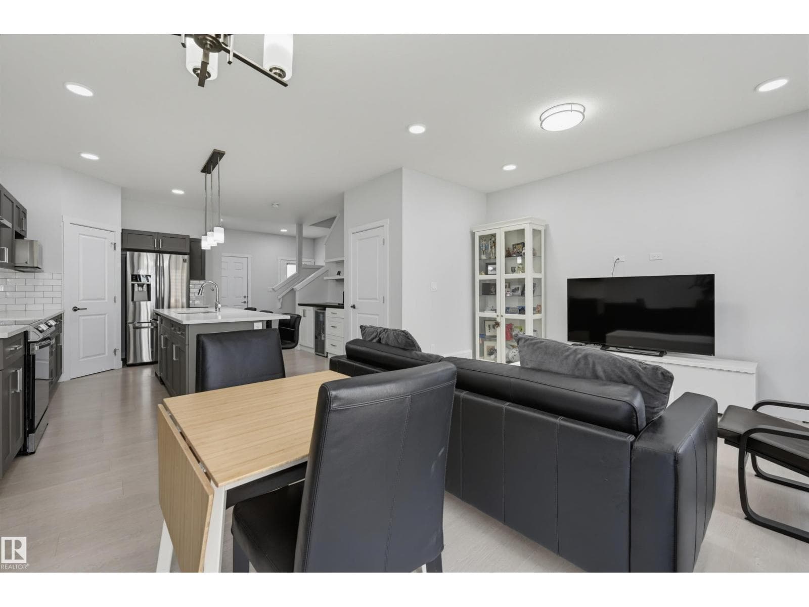 918 DANIELS LO SW — photo 4