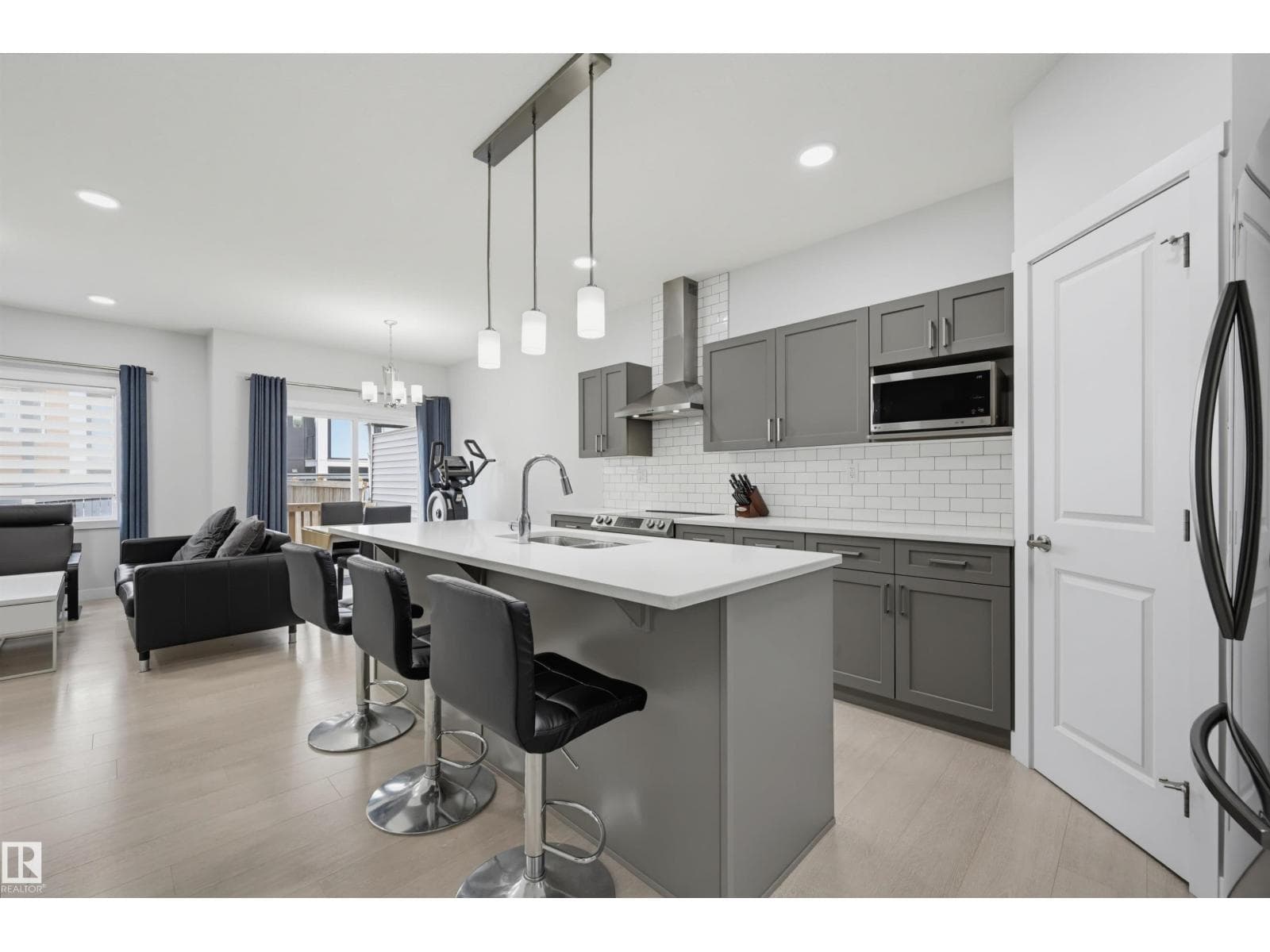918 DANIELS LO SW — photo 5