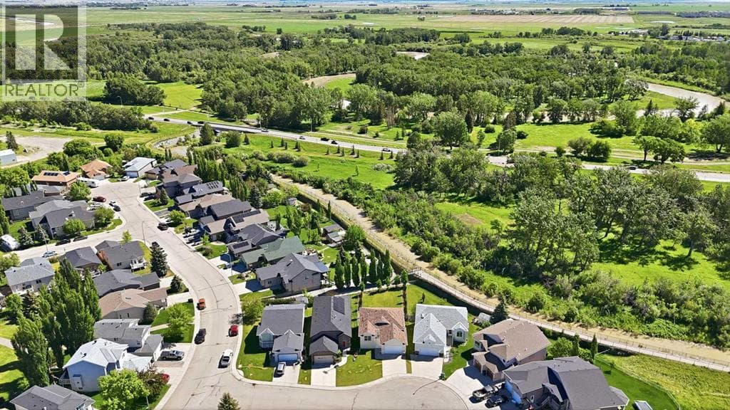 408 Lineham Acres Bay NW — photo 2