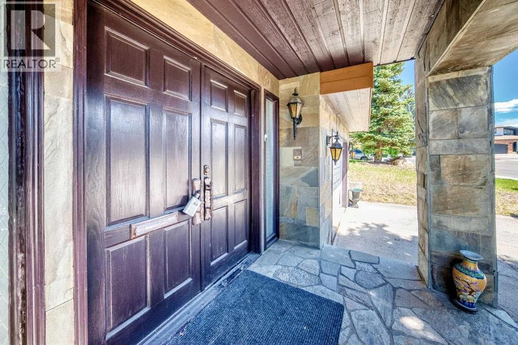 156 Edgehill Close NW — photo 3