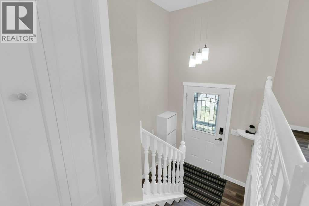 120 Alpine Crescent SE — photo 2