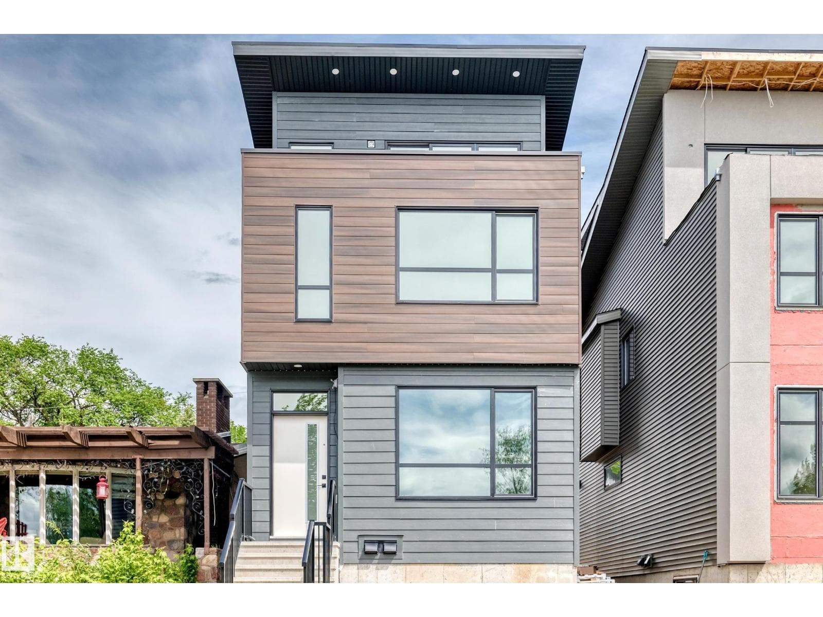 9637 85 ST NW