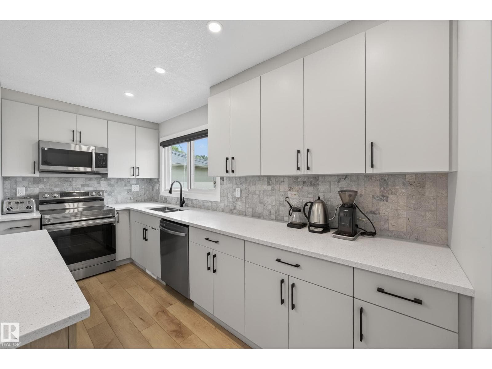 9915 154 ST NW — photo 5
