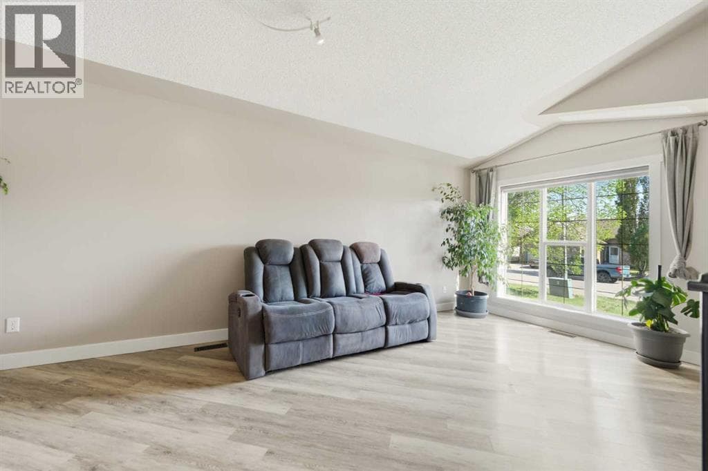 206 Highwood Village Place NW — photo 5