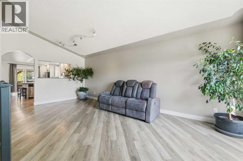 206 Highwood Village Place NW — photo 4