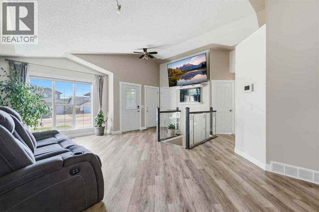 206 Highwood Village Place NW — photo 3