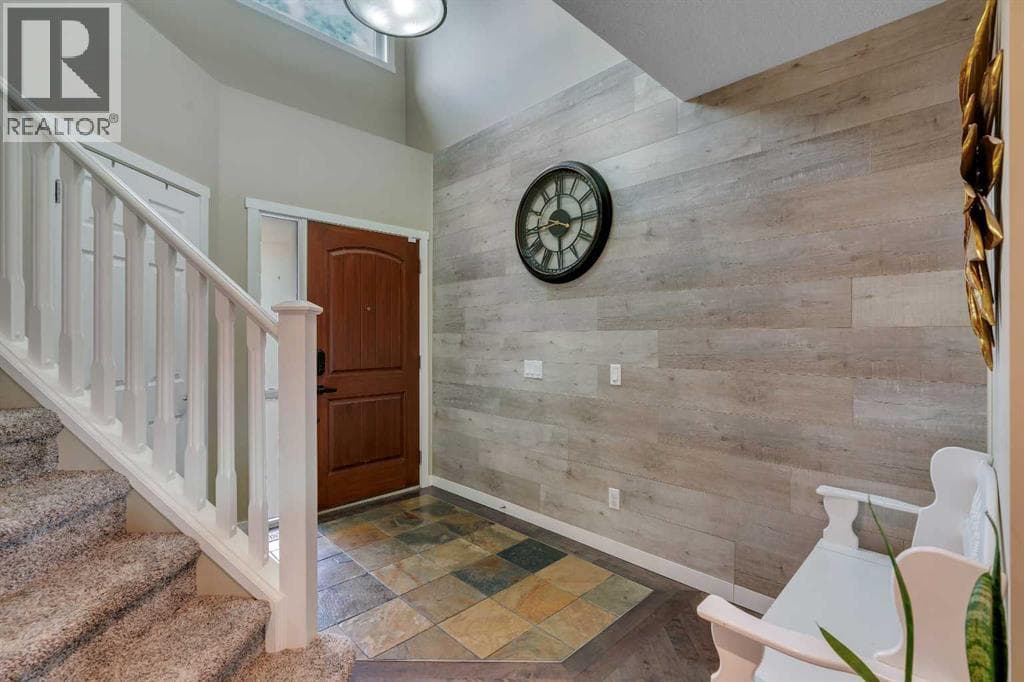 28 Cranwell Crescent SE — photo 2