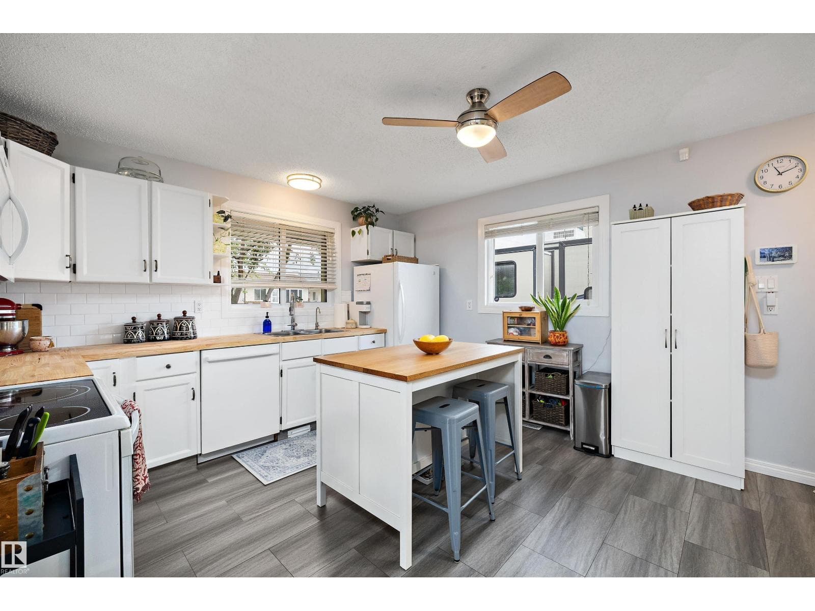 243 PORTER AV — photo 4