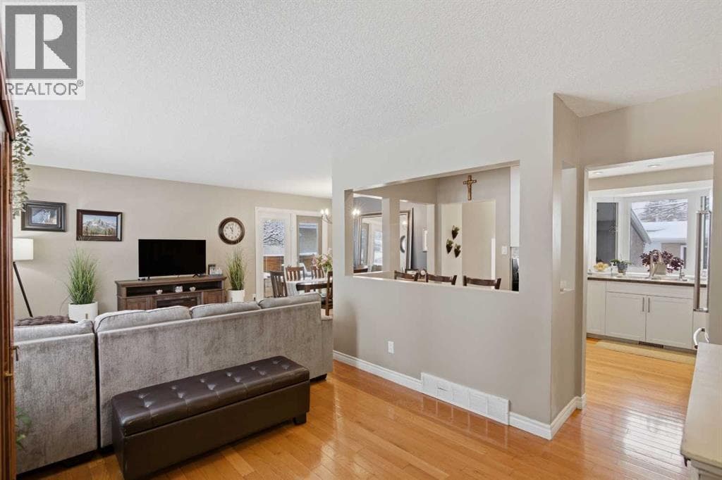 527 Athlone Road SE — photo 4
