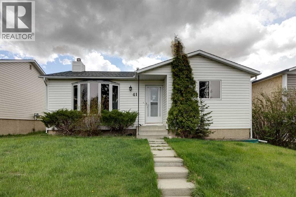 41 Alpine Crescent SE — photo 2