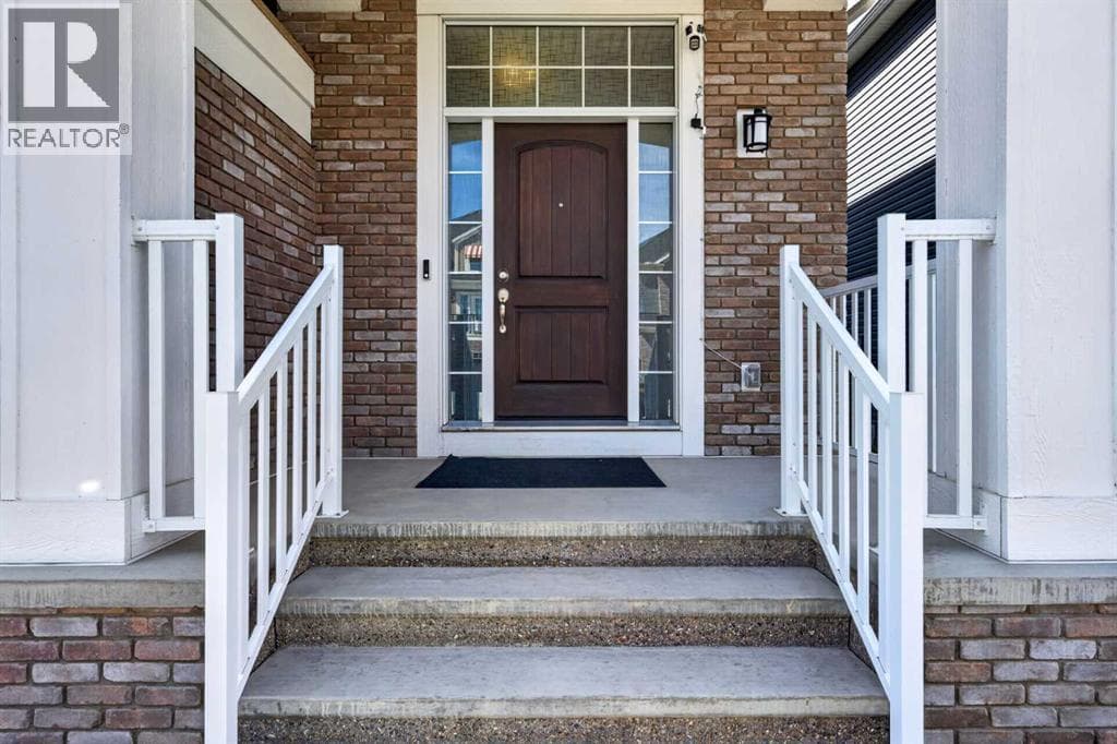 95 Carrington Close NW — photo 3