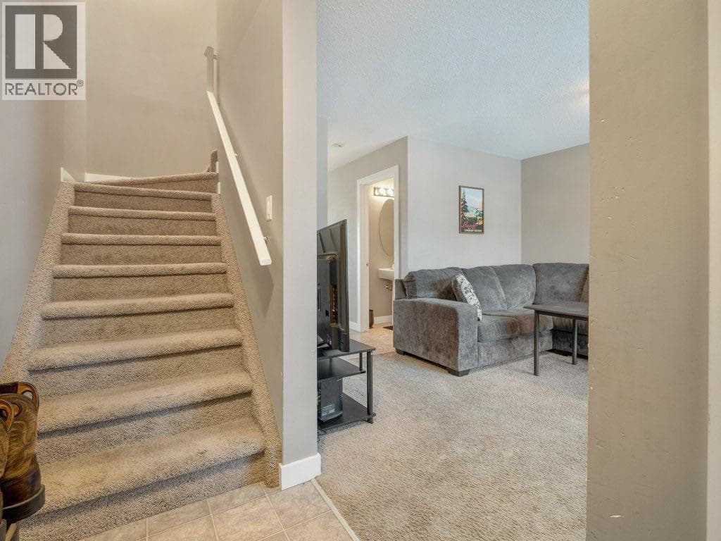 2, 221 Silkstone Road W — photo 3