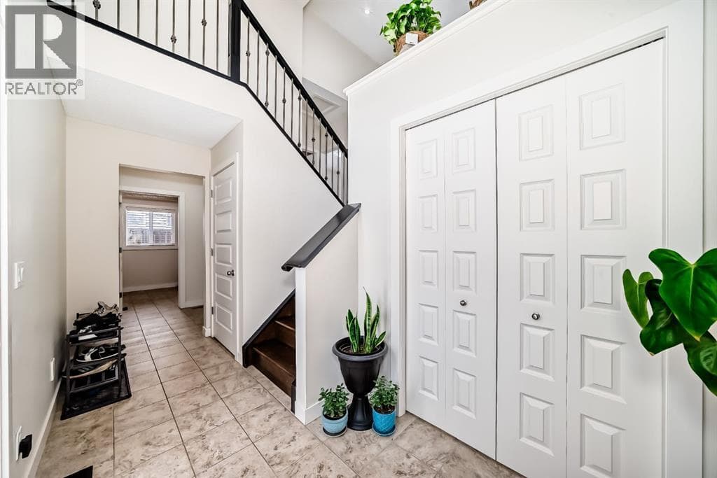612 Montgomery Close SE — photo 3
