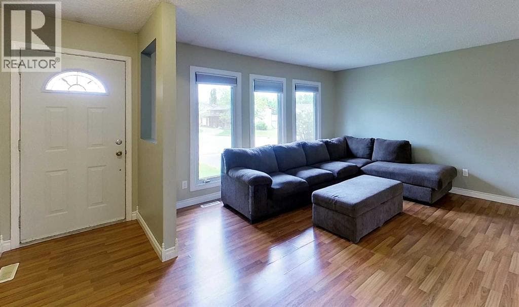 5415 15 Avenue — photo 2