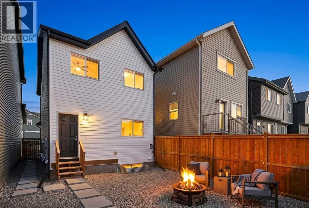 12 Heirloom Crescent SE — photo 2