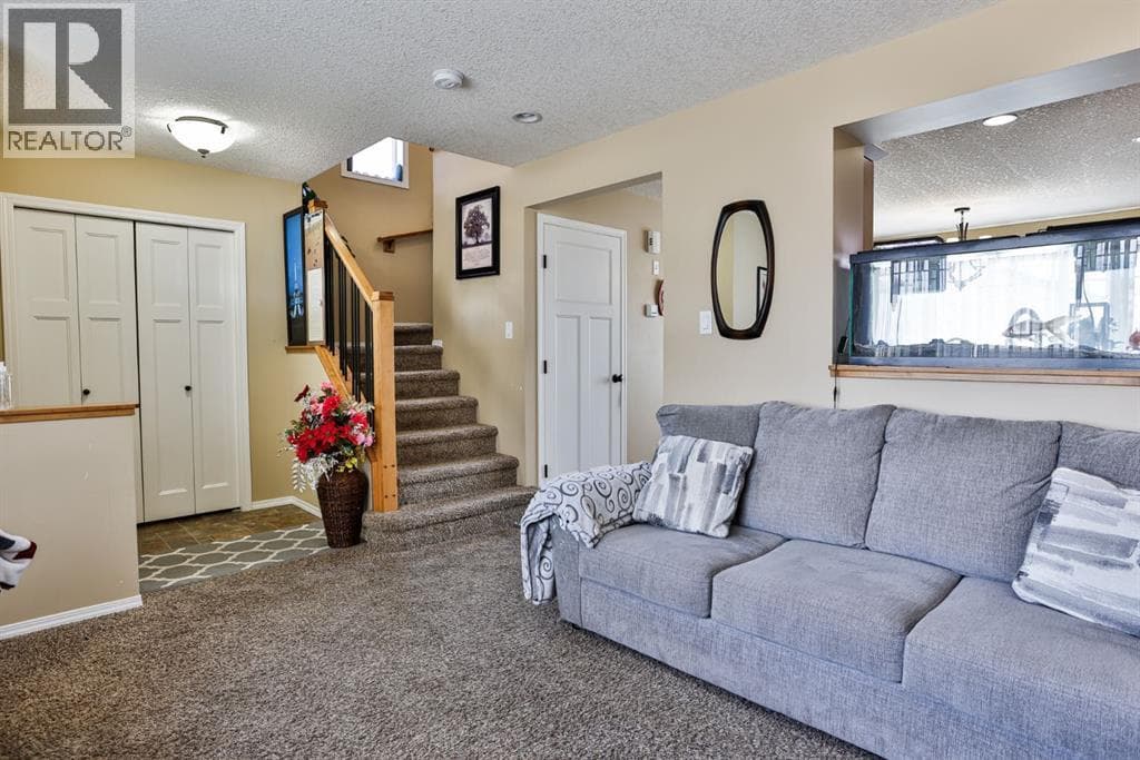 557 Mary Cameron Crescent N — photo 3