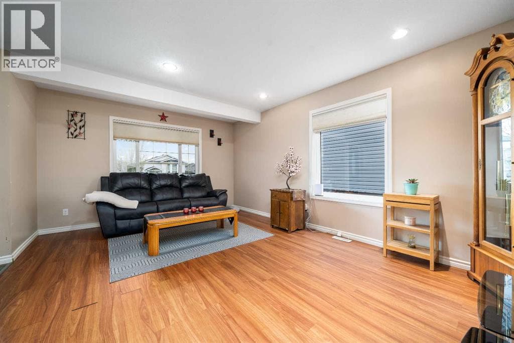 307 16 Street E — photo 4