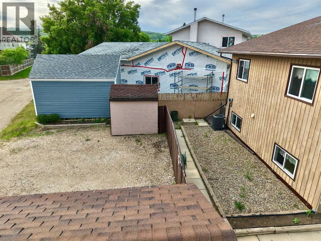 9805 75 Avenue — photo 5