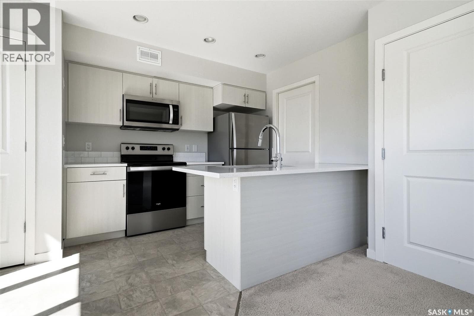 406B 3363 Green Poppy STREET — photo 2