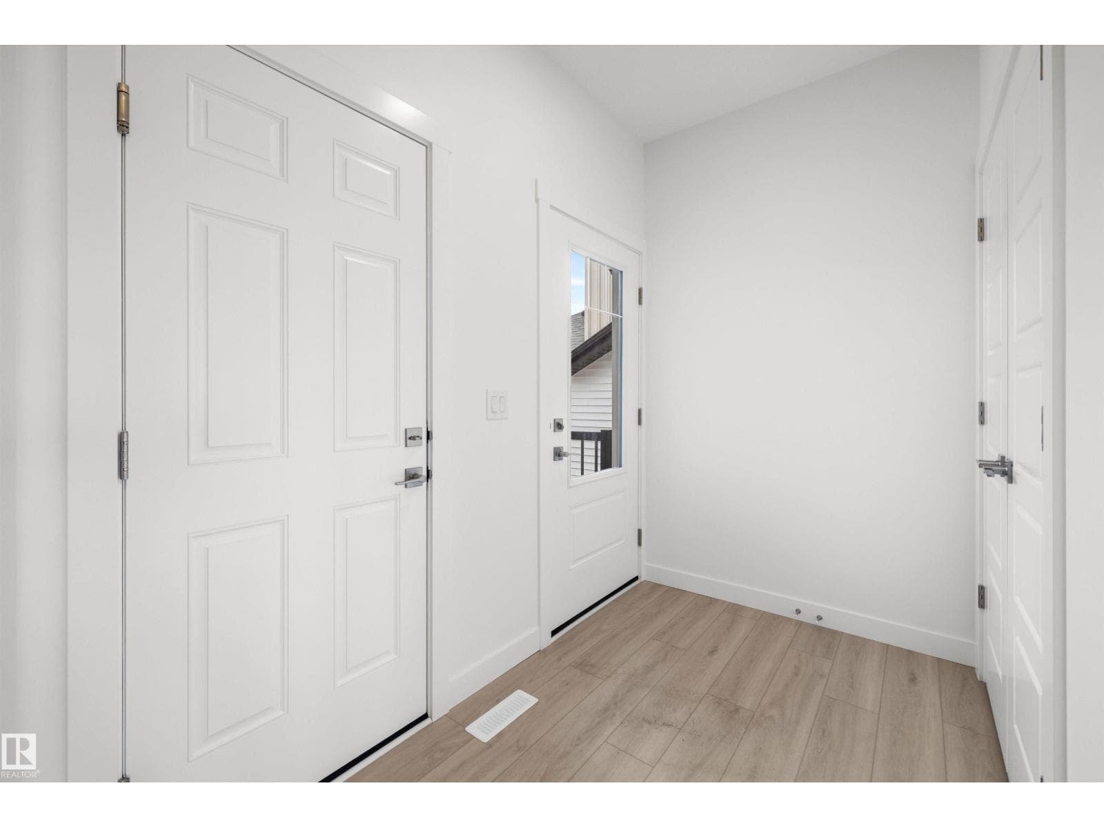 8536 183 AV NW — photo 3
