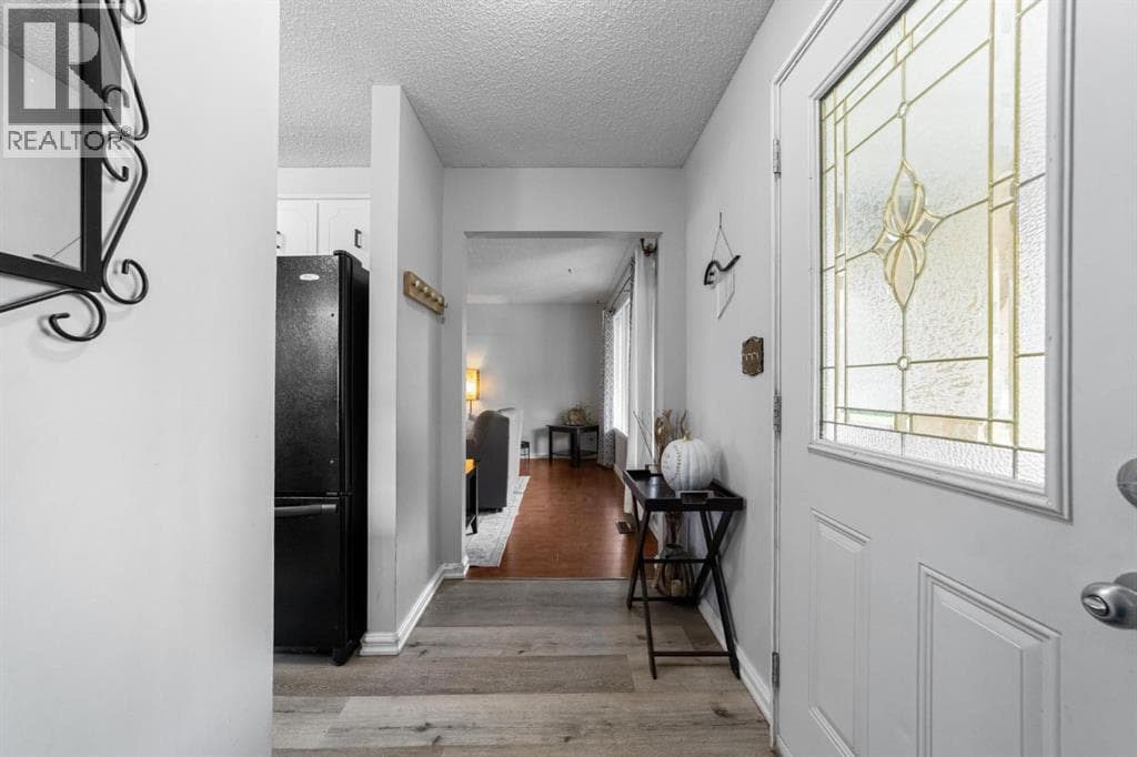 5221 42 Street — photo 2