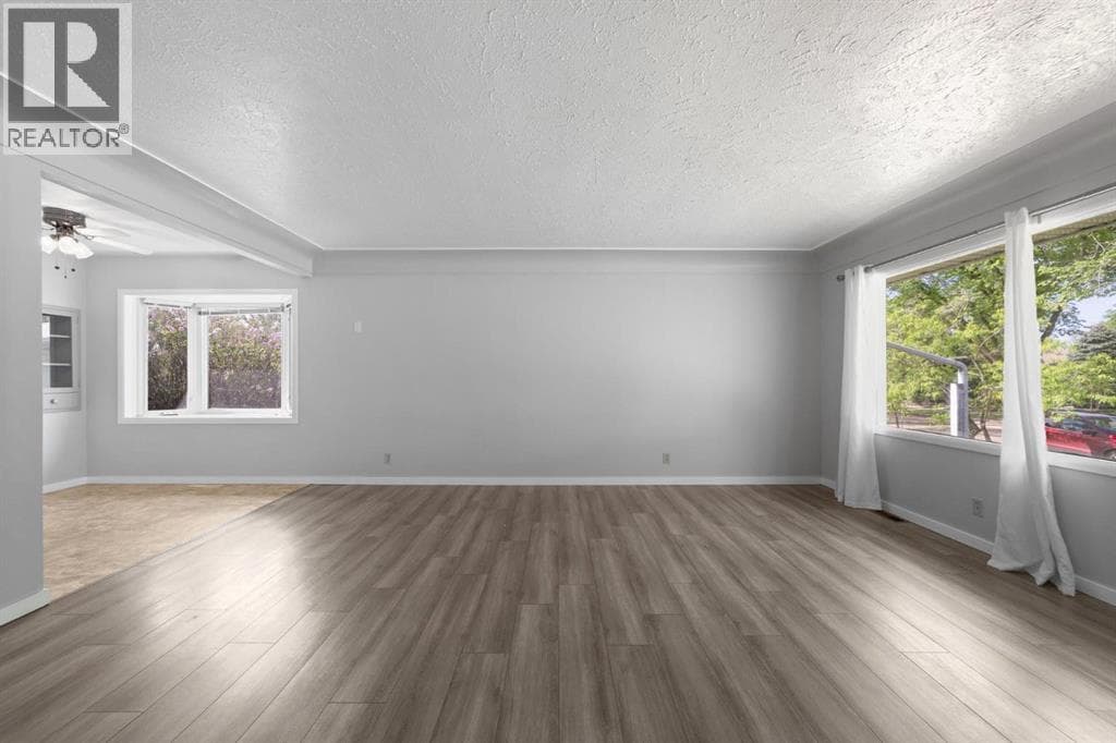 4713 45 Street — photo 2