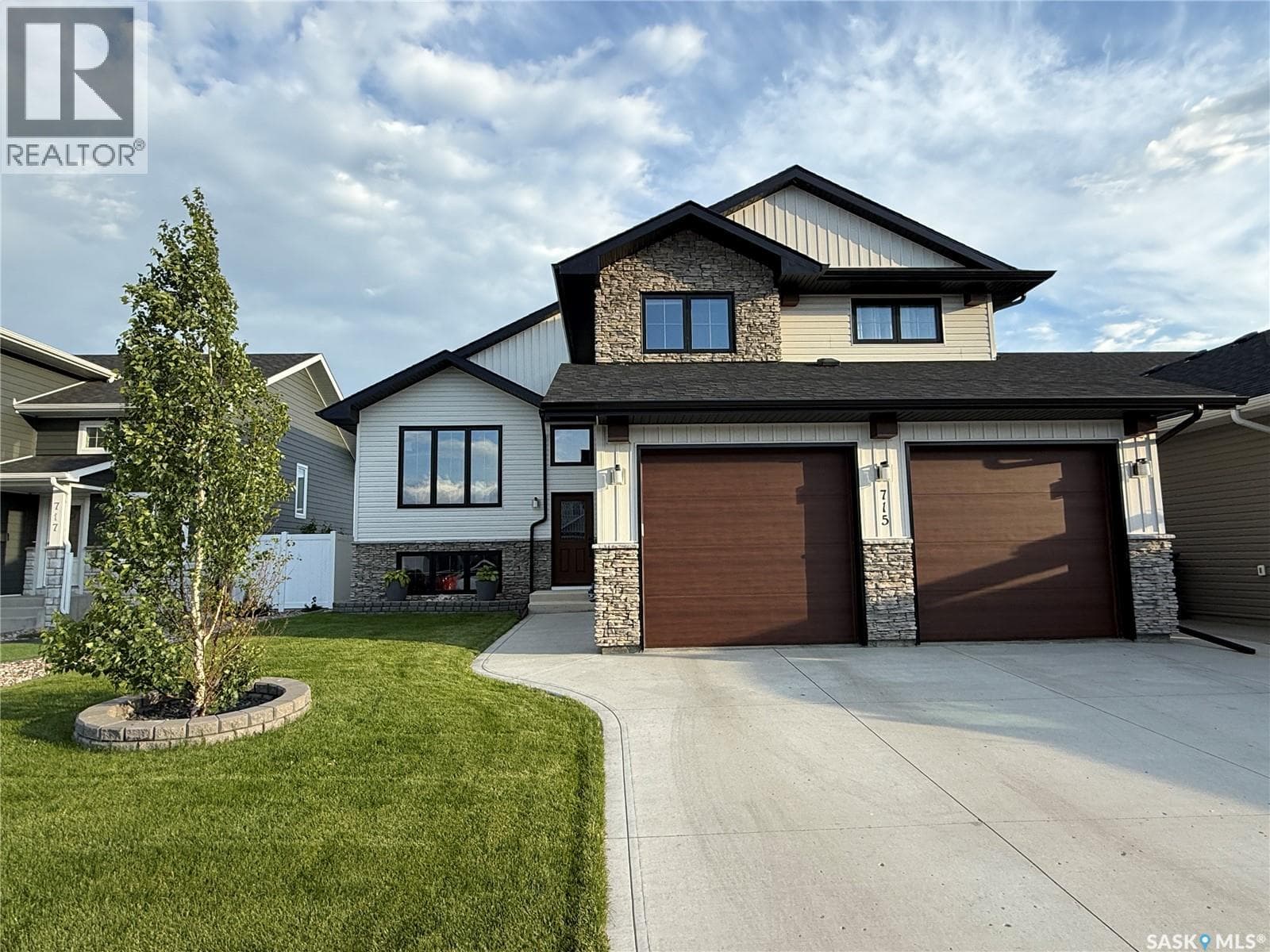 715 SCOTT CRESCENT