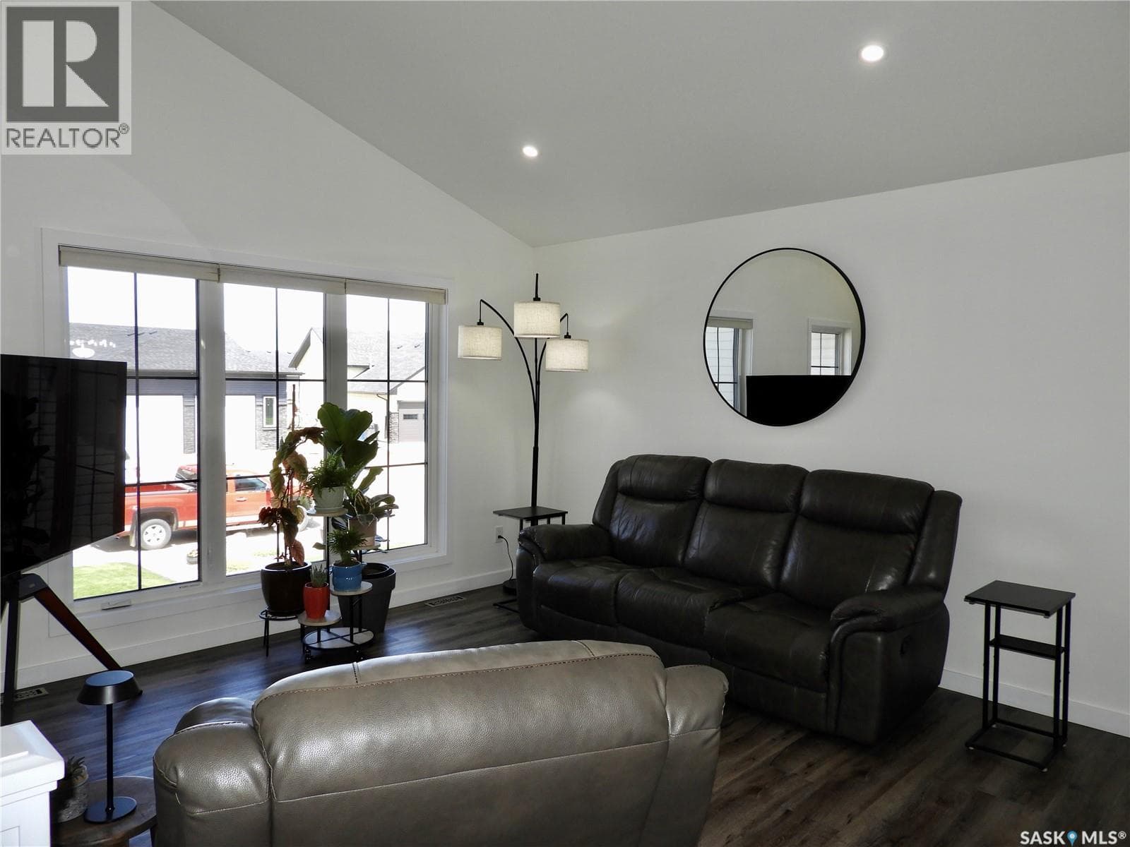 715 SCOTT CRESCENT — photo 4