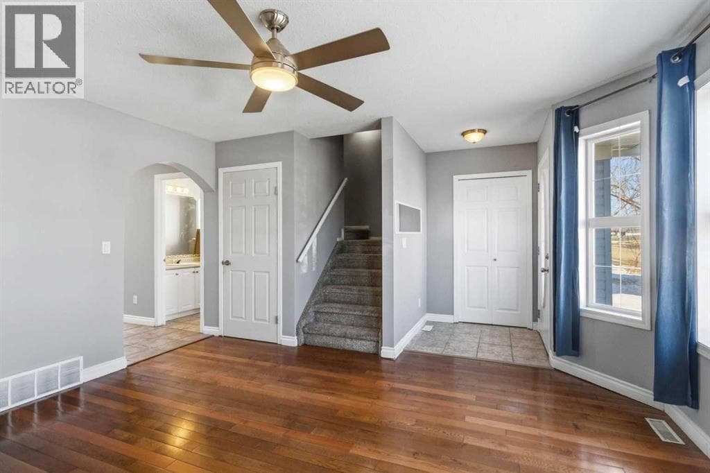 228 Parry Crescent — photo 4