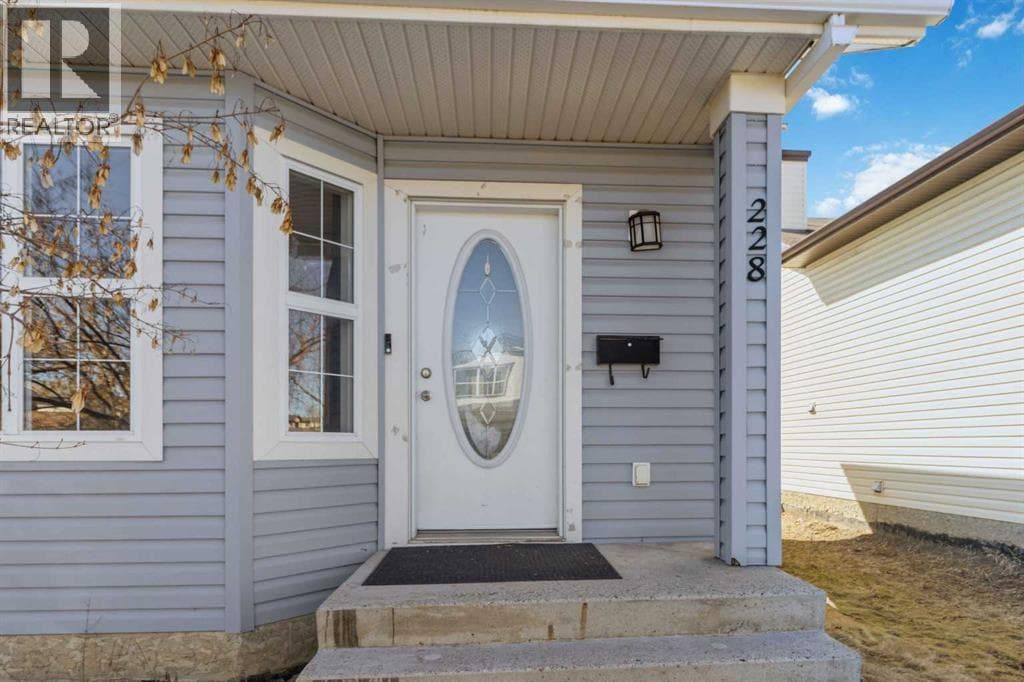 228 Parry Crescent — photo 2