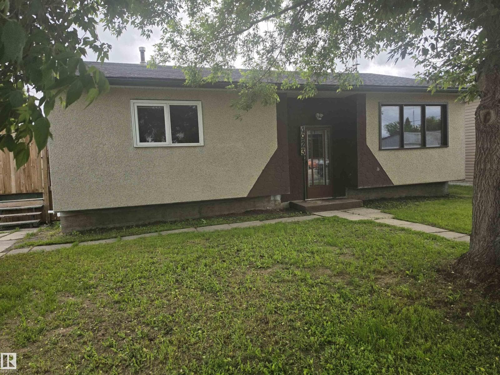 4923 51 AV — photo 2