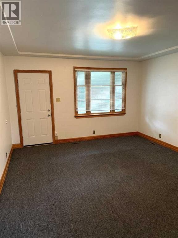 46 2 Street NW — photo 2
