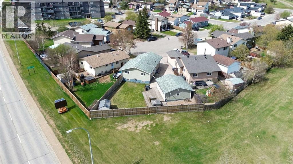 233 GLADSTONE Bay — photo 3